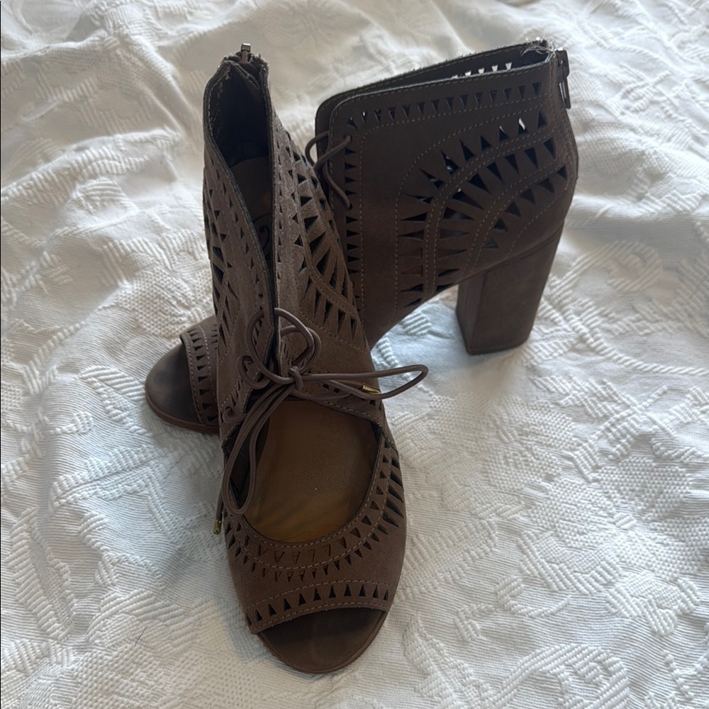 EUC Derek Heart Brown Lace-Up Heeled Booties Size 7